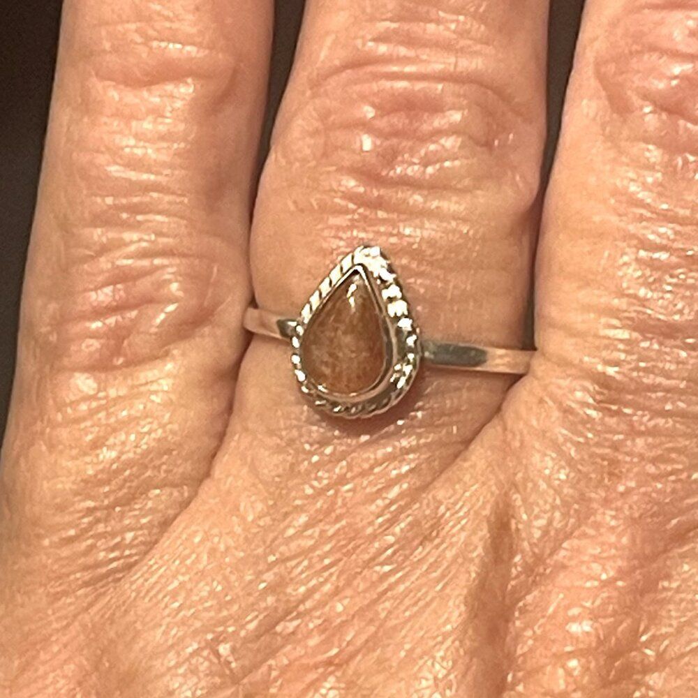 925 Sterling Silver Beautiful Tear Drop Carnelian Stone Ring Size: 9.5